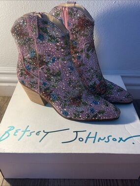 Betsey Johnson 💕🌸Pink “DIVA” SB-Emory Rhinestone Floral Western Ankle Boot NEW
